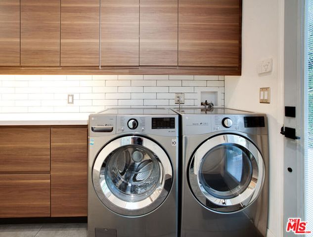 5518 Carpenter Avenue, Valley Village, CA 91607