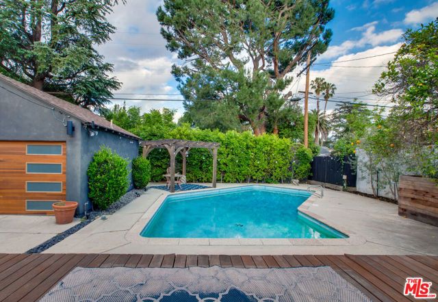 5518 Carpenter Avenue, Valley Village, CA 91607