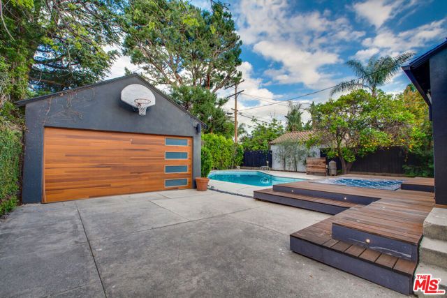 5518 Carpenter Avenue, Valley Village, CA 91607