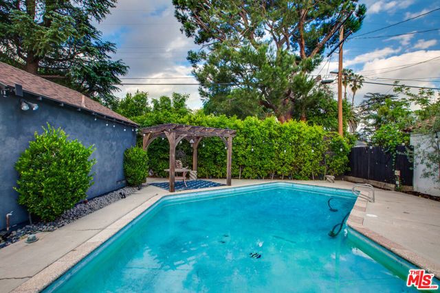 5518 Carpenter Avenue, Valley Village, CA 91607