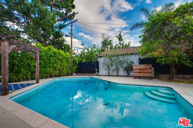 5518 Carpenter Avenue, Valley Village, CA 91607