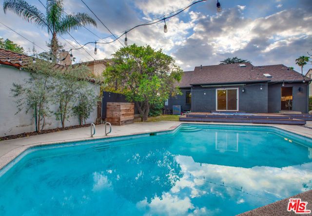 5518 Carpenter Avenue, Valley Village, CA 91607