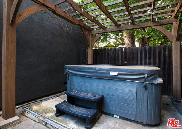 5518 Carpenter Avenue, Valley Village, CA 91607