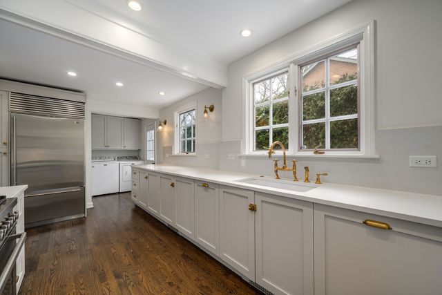 901 E Glenwood Road, Glenview, IL 60025