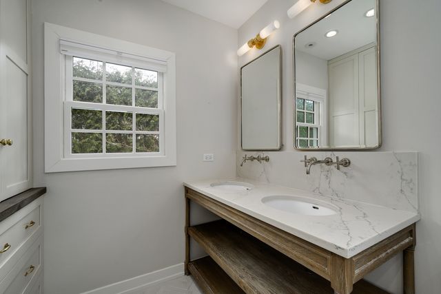 901 E Glenwood Road, Glenview, IL 60025