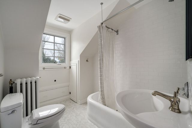 901 E Glenwood Road, Glenview, IL 60025