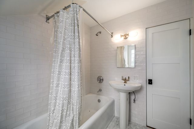 901 E Glenwood Road, Glenview, IL 60025