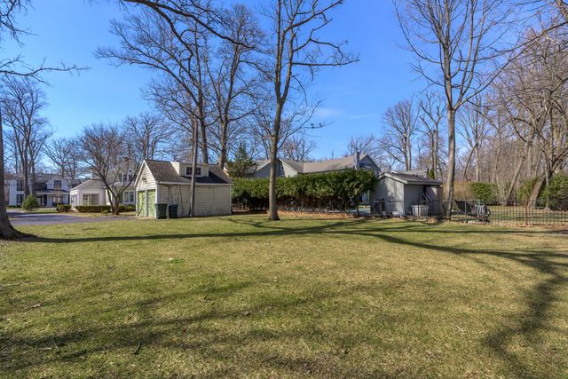 901 E Glenwood Road, Glenview, IL 60025