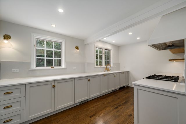 901 E Glenwood Road, Glenview, IL 60025