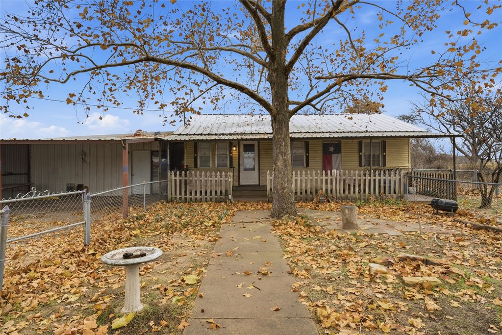 806 Hamilton Drive, Gholson, TX 76705