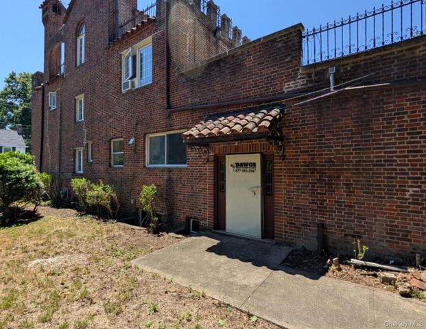 17 Hillside Avenue, Great Neck, NY 11021