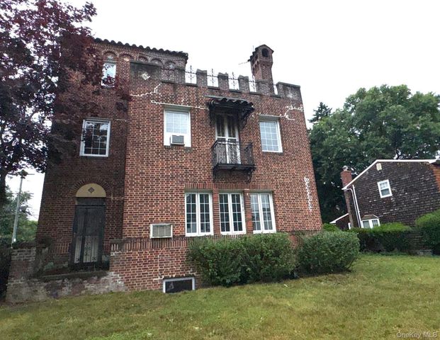 17 Hillside Avenue, Great Neck, NY 11021