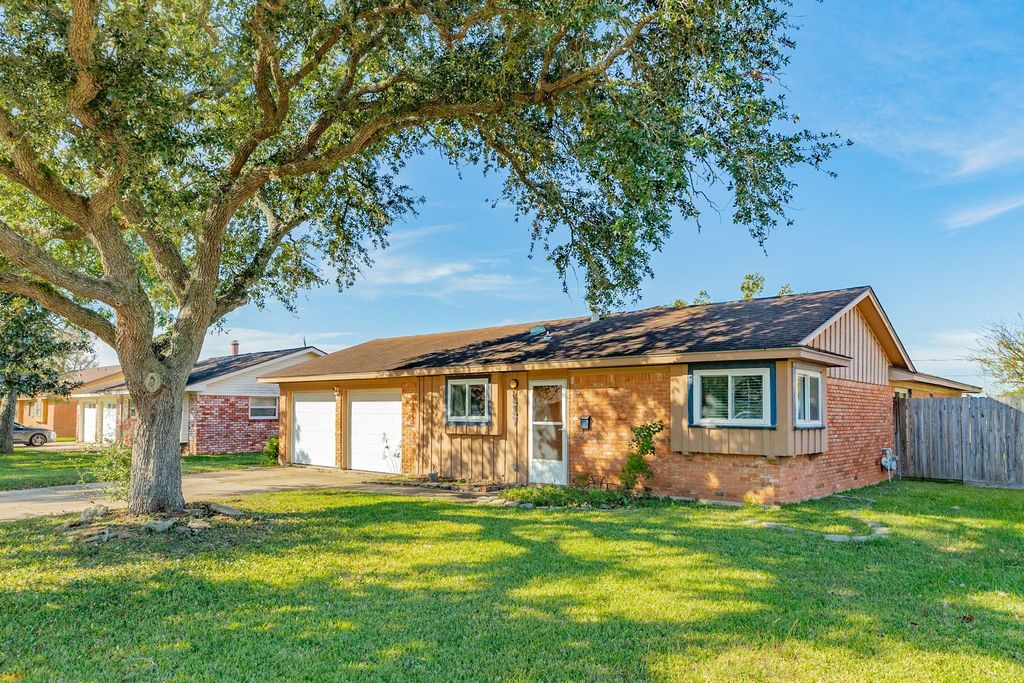 117 Talisman Street, Lake Jackson, TX 77566