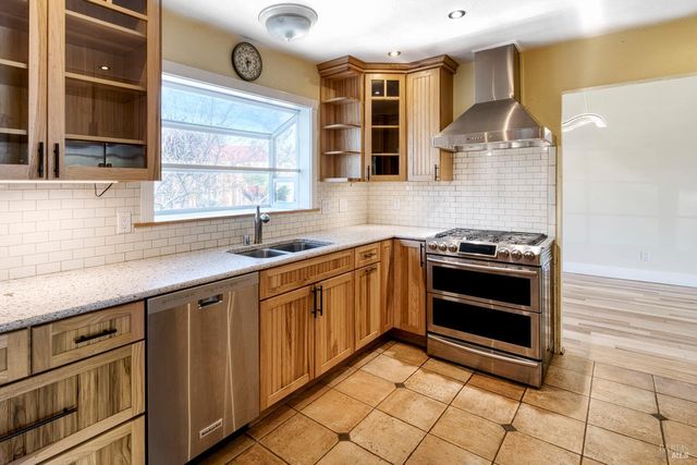 840 Sprucewood Ct, Petaluma, CA 94954