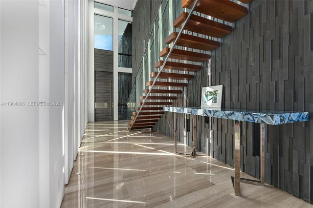 528 Lakeview Ct, Miami Beach, FL 33140