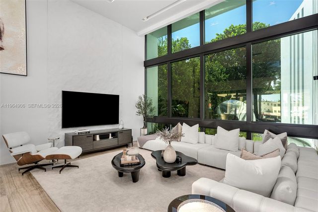 528 Lakeview Ct, Miami Beach, FL 33140