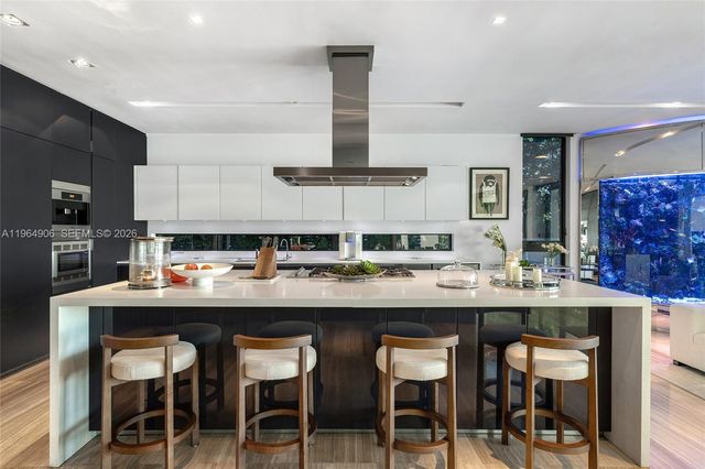 528 Lakeview Ct, Miami Beach, FL 33140