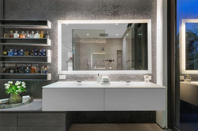 528 Lakeview Ct, Miami Beach, FL 33140