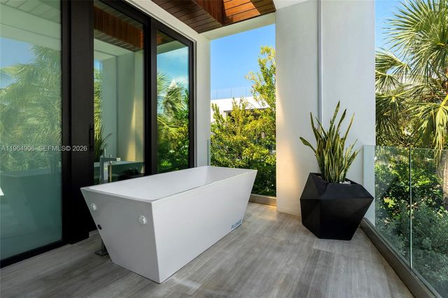 528 Lakeview Ct, Miami Beach, FL 33140