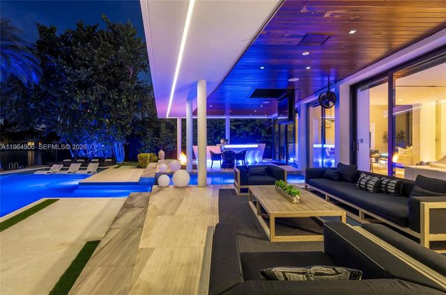 528 Lakeview Ct, Miami Beach, FL 33140