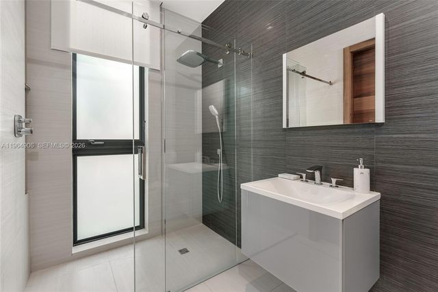 528 Lakeview Ct, Miami Beach, FL 33140