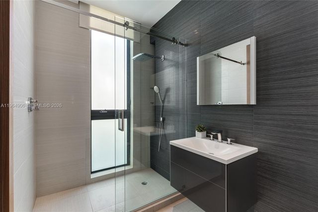 528 Lakeview Ct, Miami Beach, FL 33140