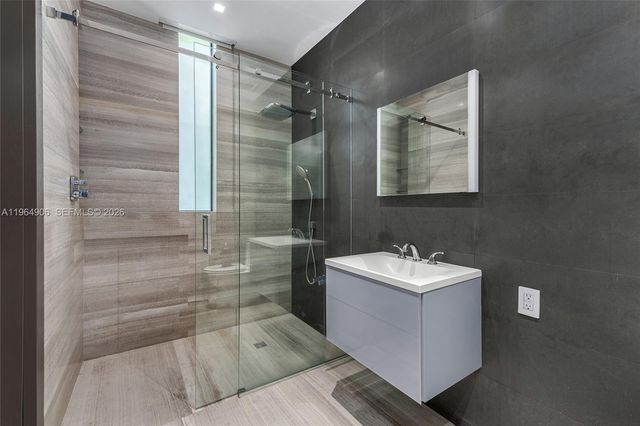 528 Lakeview Ct, Miami Beach, FL 33140