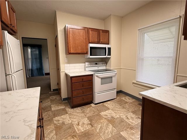 13 Burton Avenue NW, Massillon, OH 44646