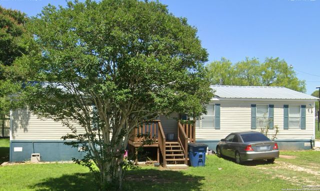 136 CREEKWAY LN, Seguin, TX 78155