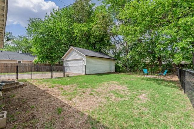 1127 W Symmes Street, Norman, OK 73069