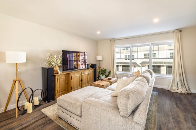 94 North Bridebrook Road 205, East Lyme, CT 06357