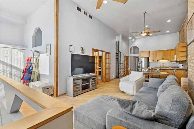 1344 W AUGUSTA Boulevard 1, Chicago, IL 60642