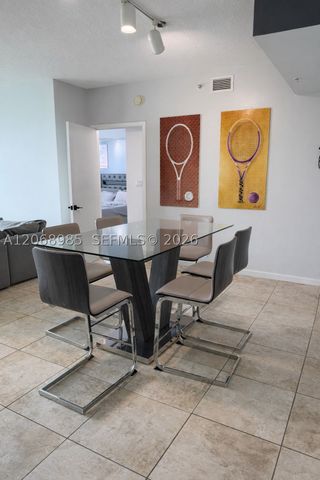 335 S Biscayne Blvd 1005, Miami, FL 33131