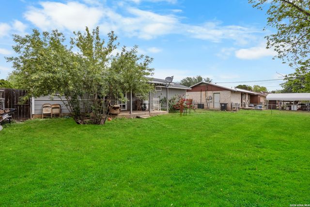 2305 Elaine Dr, Hondo, TX 78861