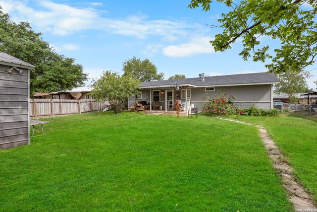 2305 Elaine Dr, Hondo, TX 78861