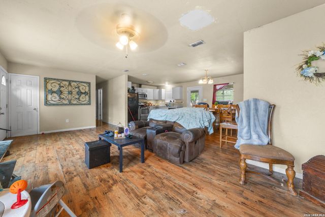 2305 Elaine Dr, Hondo, TX 78861