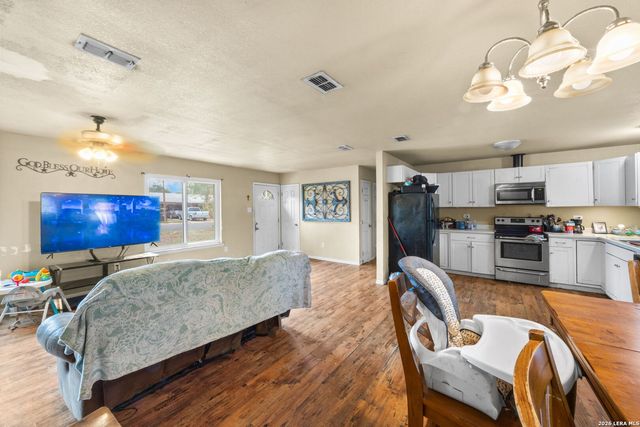 2305 Elaine Dr, Hondo, TX 78861