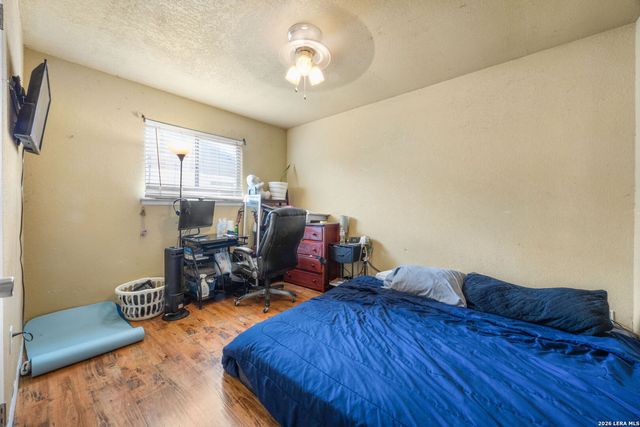 2305 Elaine Dr, Hondo, TX 78861