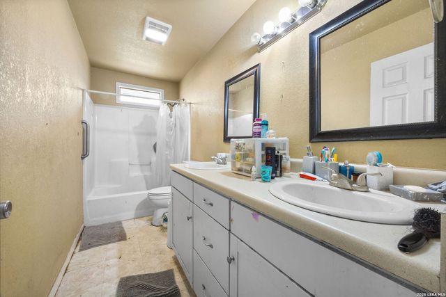 2305 Elaine Dr, Hondo, TX 78861