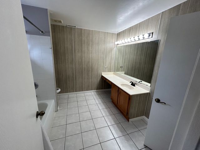 935 Viewpoint Drive, Lake In The Hills, IL 60156