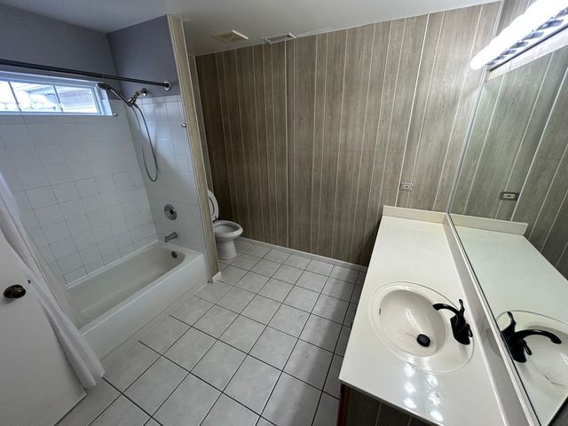 935 Viewpoint Drive, Lake In The Hills, IL 60156