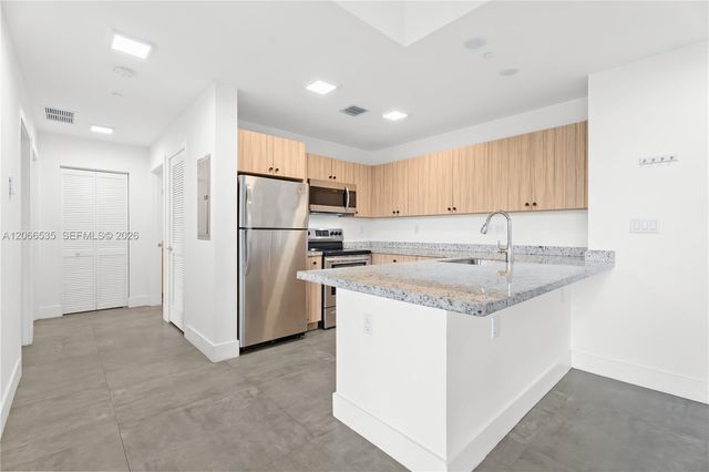 2010 SW 25th Terrace 204, Miami, FL 33133