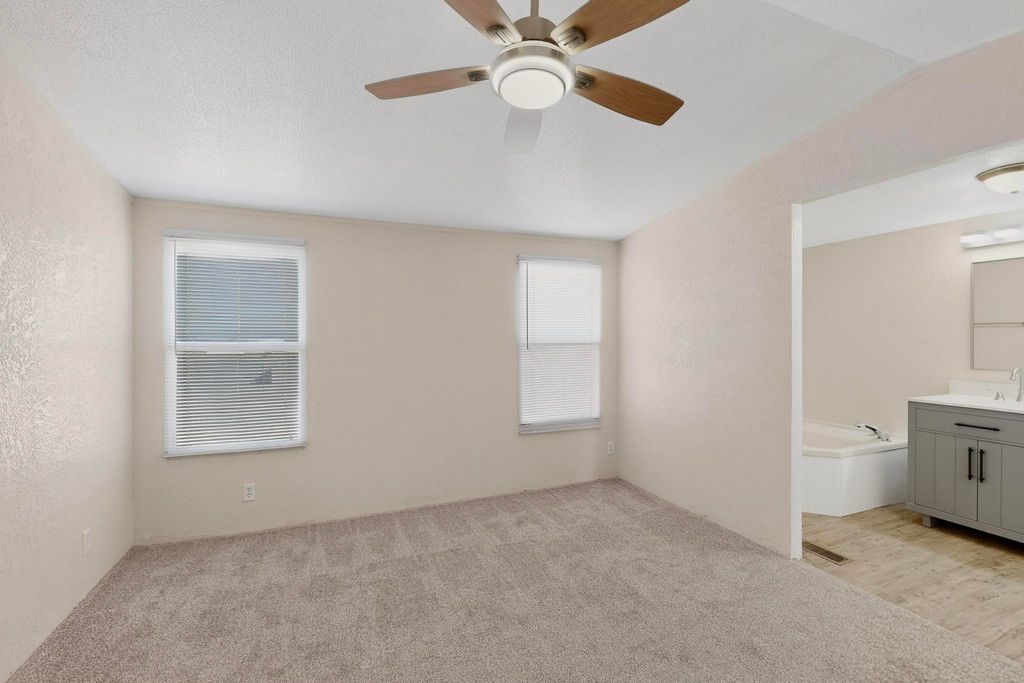 Image 21 of property listing at 9 Sangre De Cristo, Moriarty, NM 87035