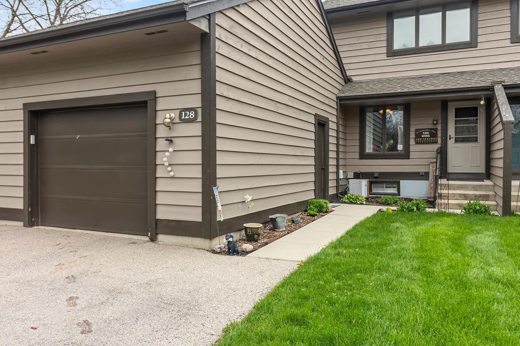 128 Glenview COURT, Janesville, WI 53548