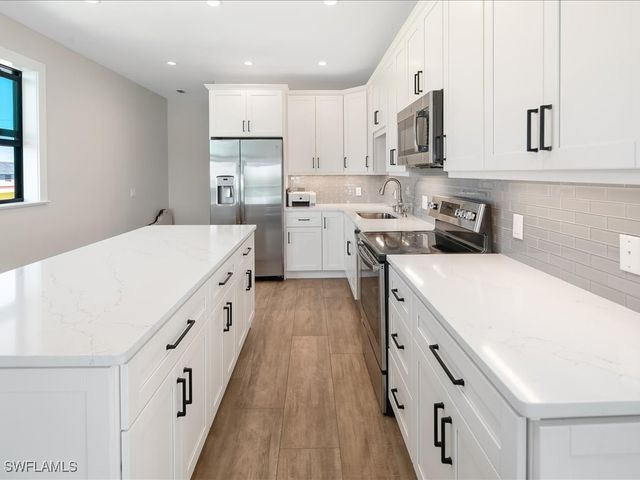 232 Harbor PL N, Goodland, FL 34140