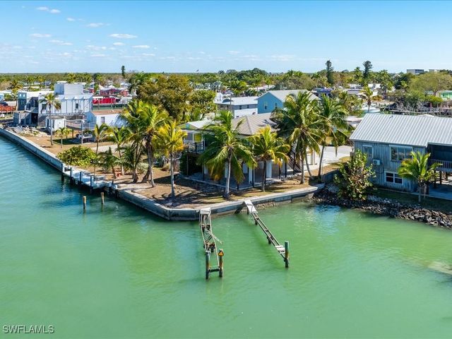 232 Harbor PL N, Goodland, FL 34140