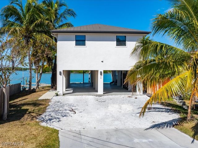 232 Harbor PL N, Goodland, FL 34140