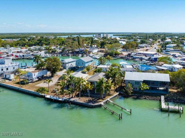 232 Harbor PL N, Goodland, FL 34140