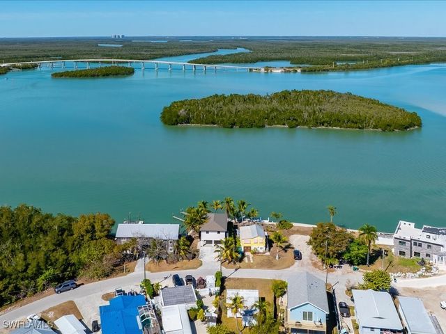 232 Harbor PL N, Goodland, FL 34140