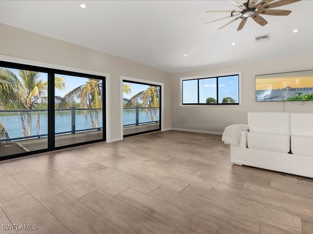 232 Harbor PL N, Goodland, FL 34140